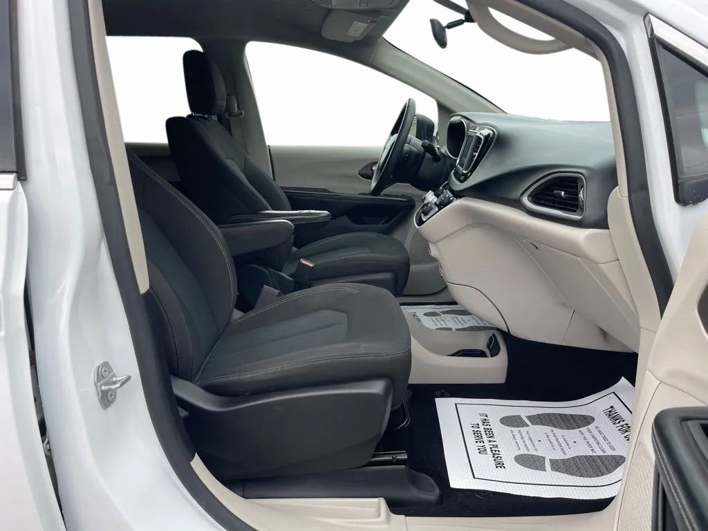 Used 2022 Chrysler Voyager LX image 9