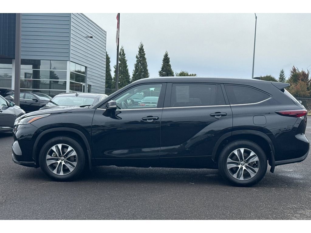 Used 2024 Toyota Highlander XLE image 9