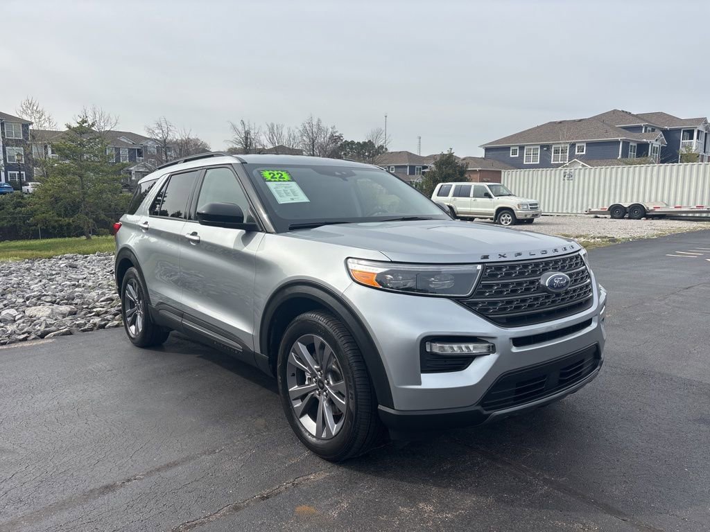 Used 2022 Ford Explorer XLT w/ Equipment Group 202A image 7