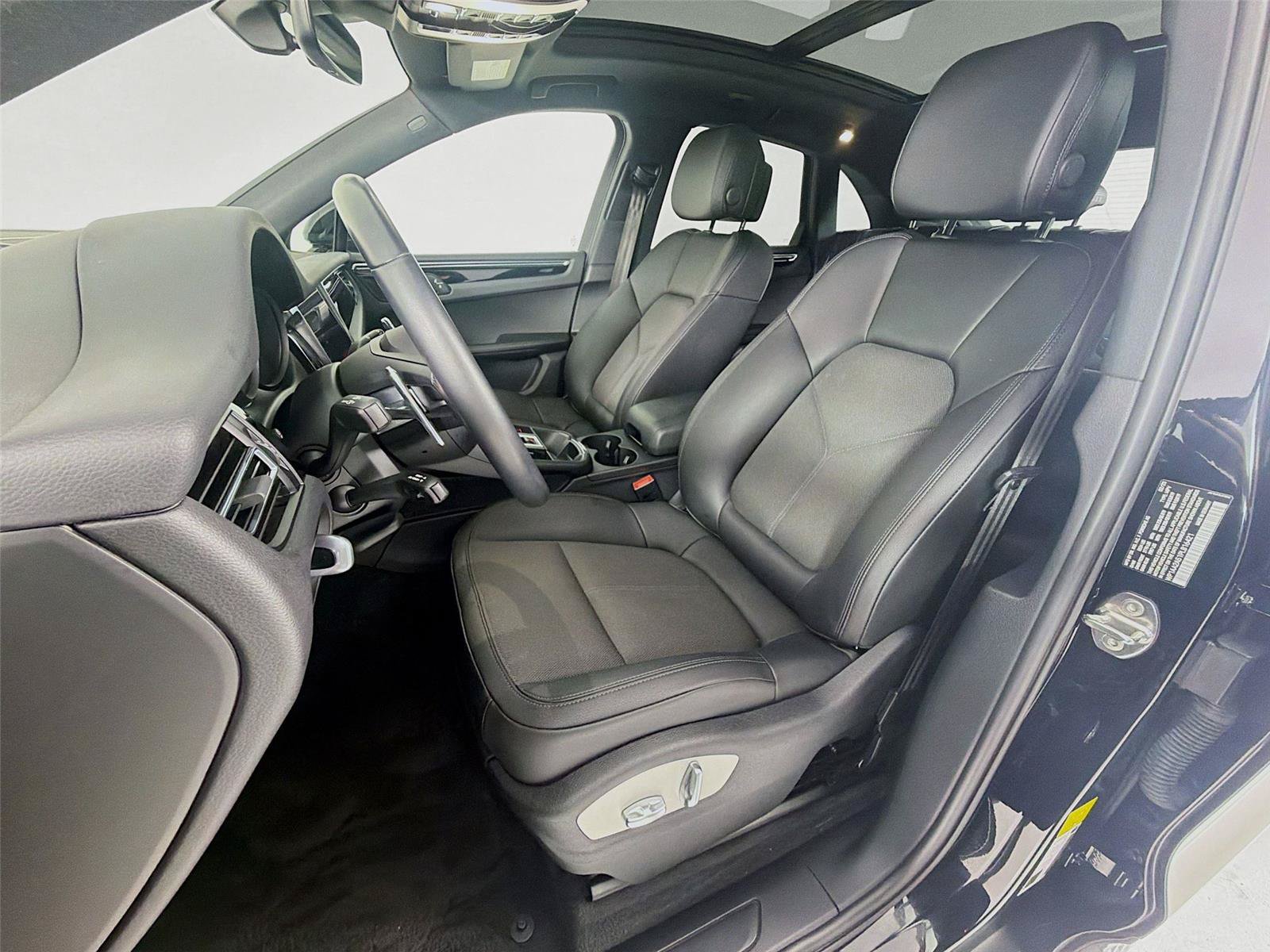 Certified 2023 Porsche Macan AWD/4WD image 5