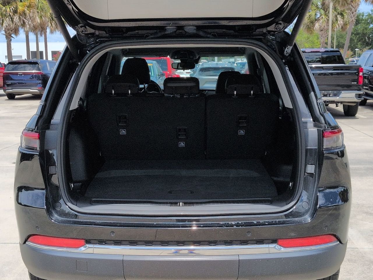 Used 2024 Jeep Grand Cherokee Limited RWD image 23