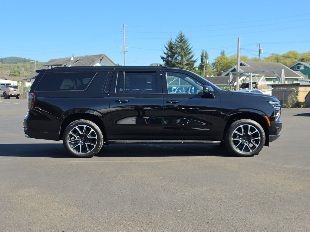 New 2026 Chevrolet Suburban RST w/ RST Capability Package AWD/4WD image 7