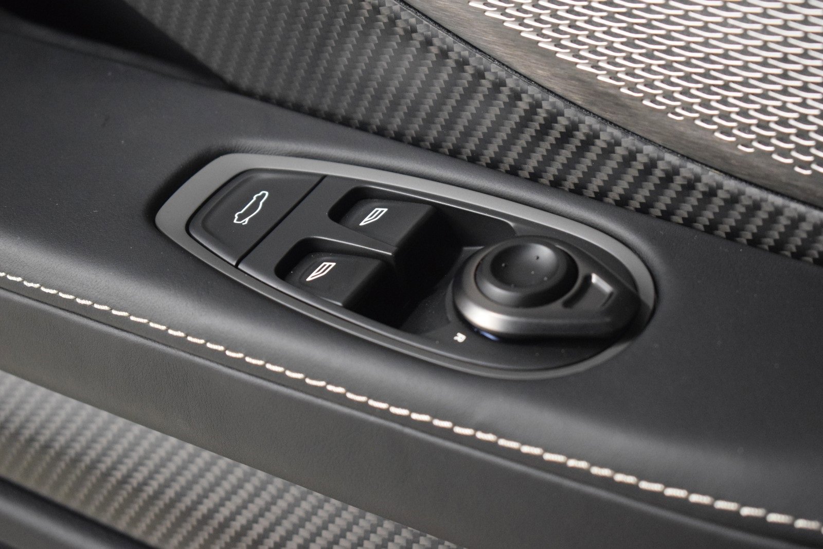 Used 2025 Aston Martin Vanquish image 40