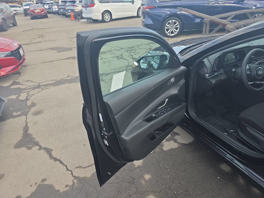 Used 2024 Hyundai Elantra SE FWD image 10