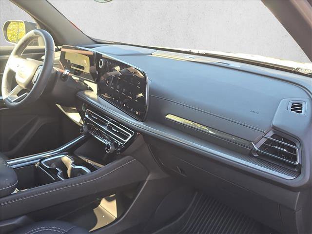 Used 2025 Chevrolet Traverse LT w/ Driver Confidence Package image 24