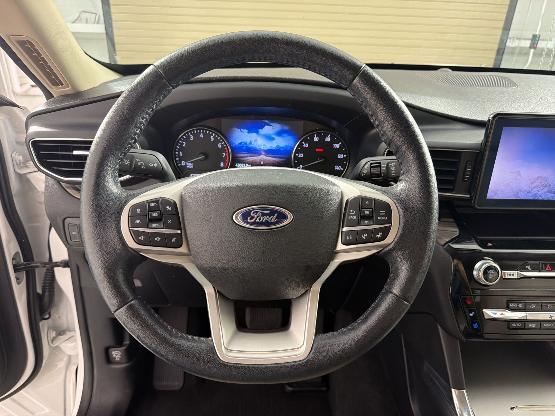 Used 2022 Ford Explorer Limited w/ Equipment Group 301A AWD/4WD image 11