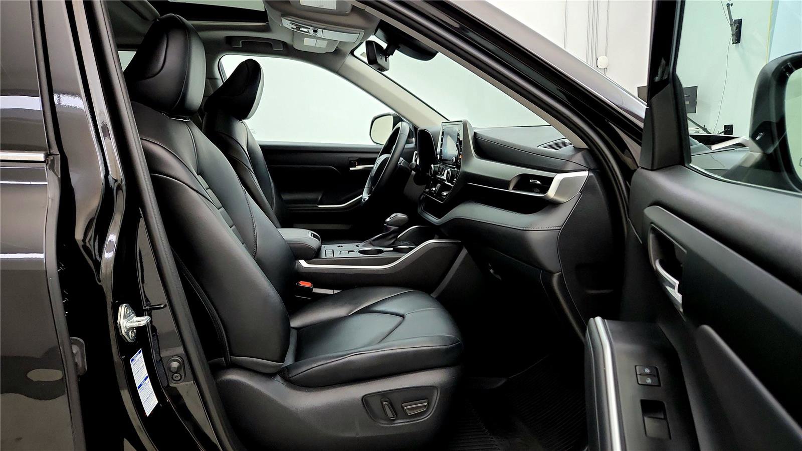 Used 2021 Toyota Highlander XLE image 13