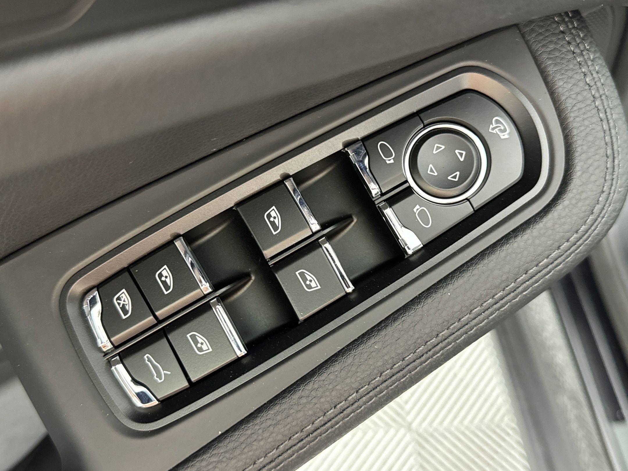 Certified 2025 Porsche Macan image 13