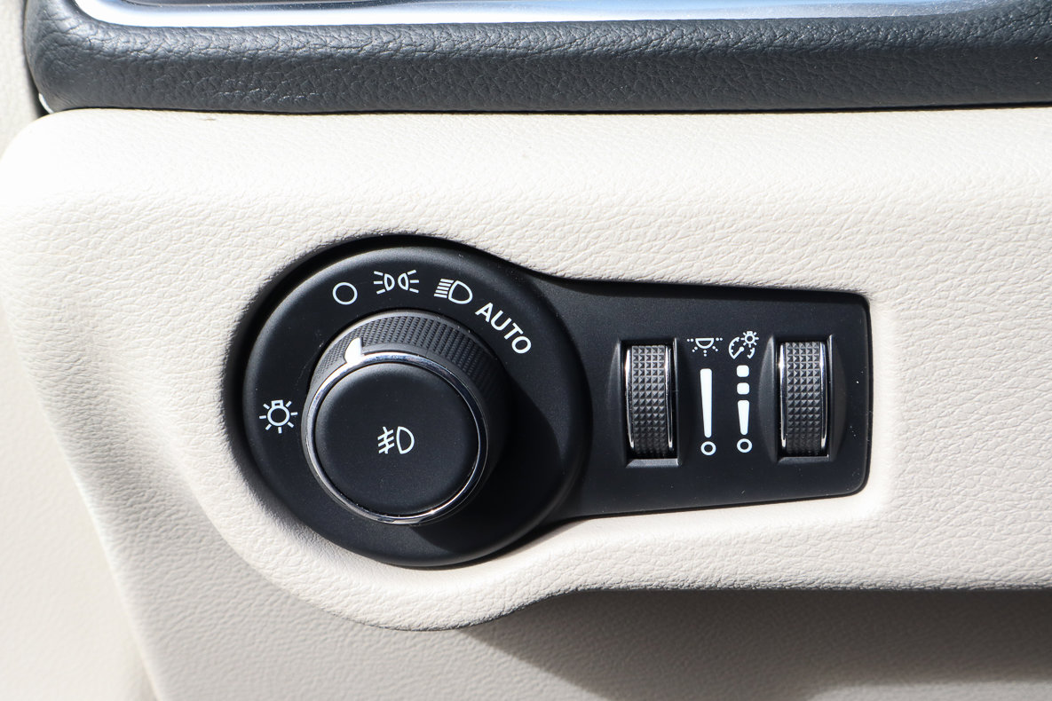 Used 2024 Chrysler Pacifica Limited FWD image 16