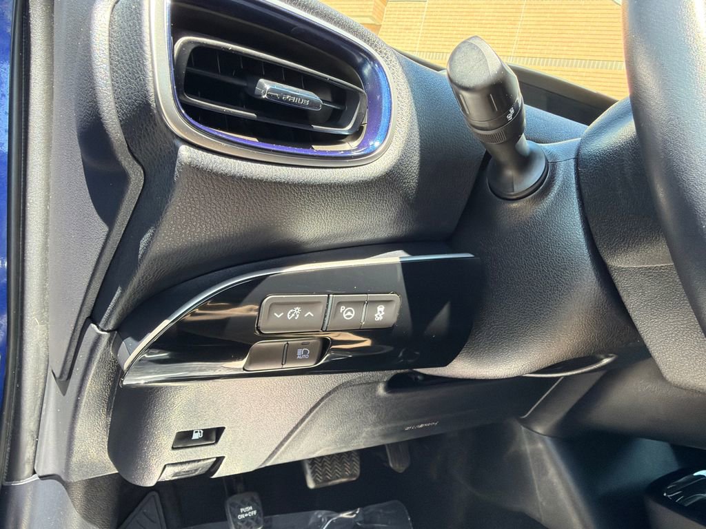 Used 2018 Toyota Prius Three Touring FWD image 26