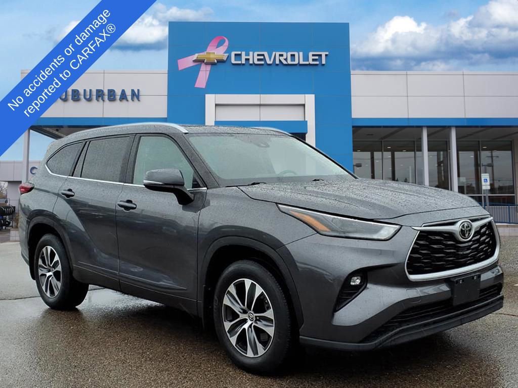 Used 2023 Toyota Highlander XLE image 3
