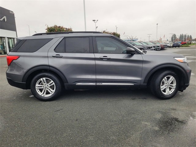 Used 2022 Ford Explorer XLT image 3
