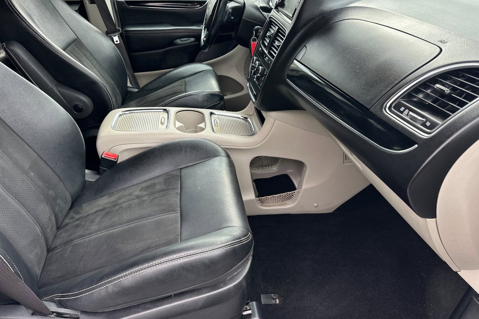 Used 2019 Dodge Grand Caravan SXT FWD image 16