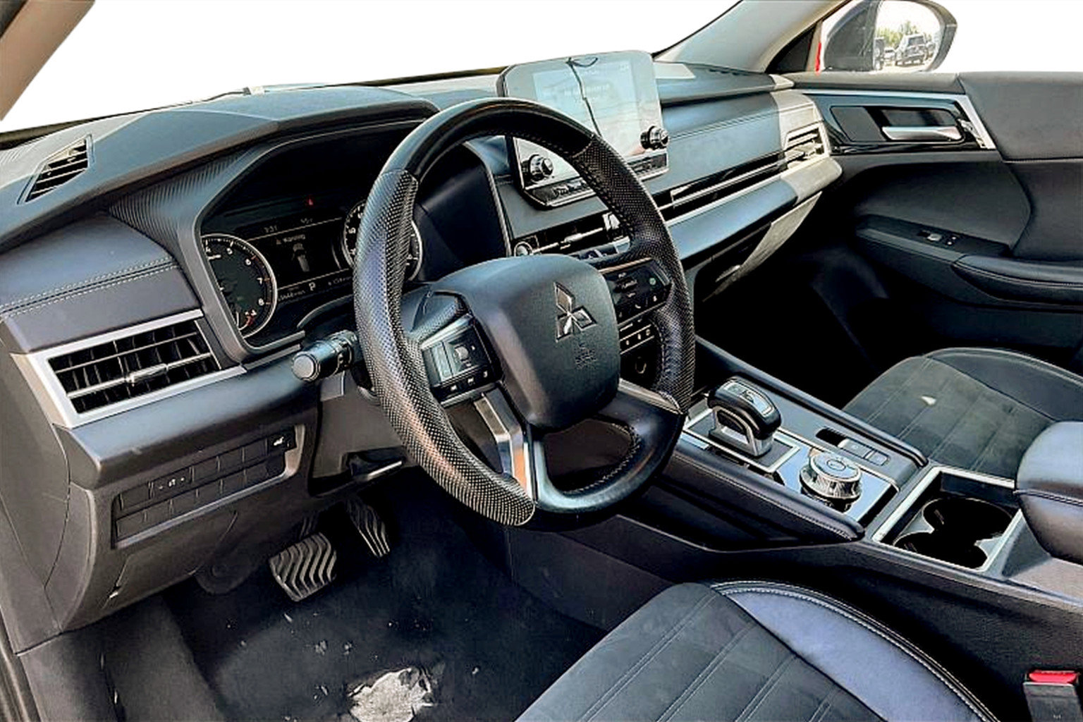 Used 2023 Mitsubishi Outlander SE image 13