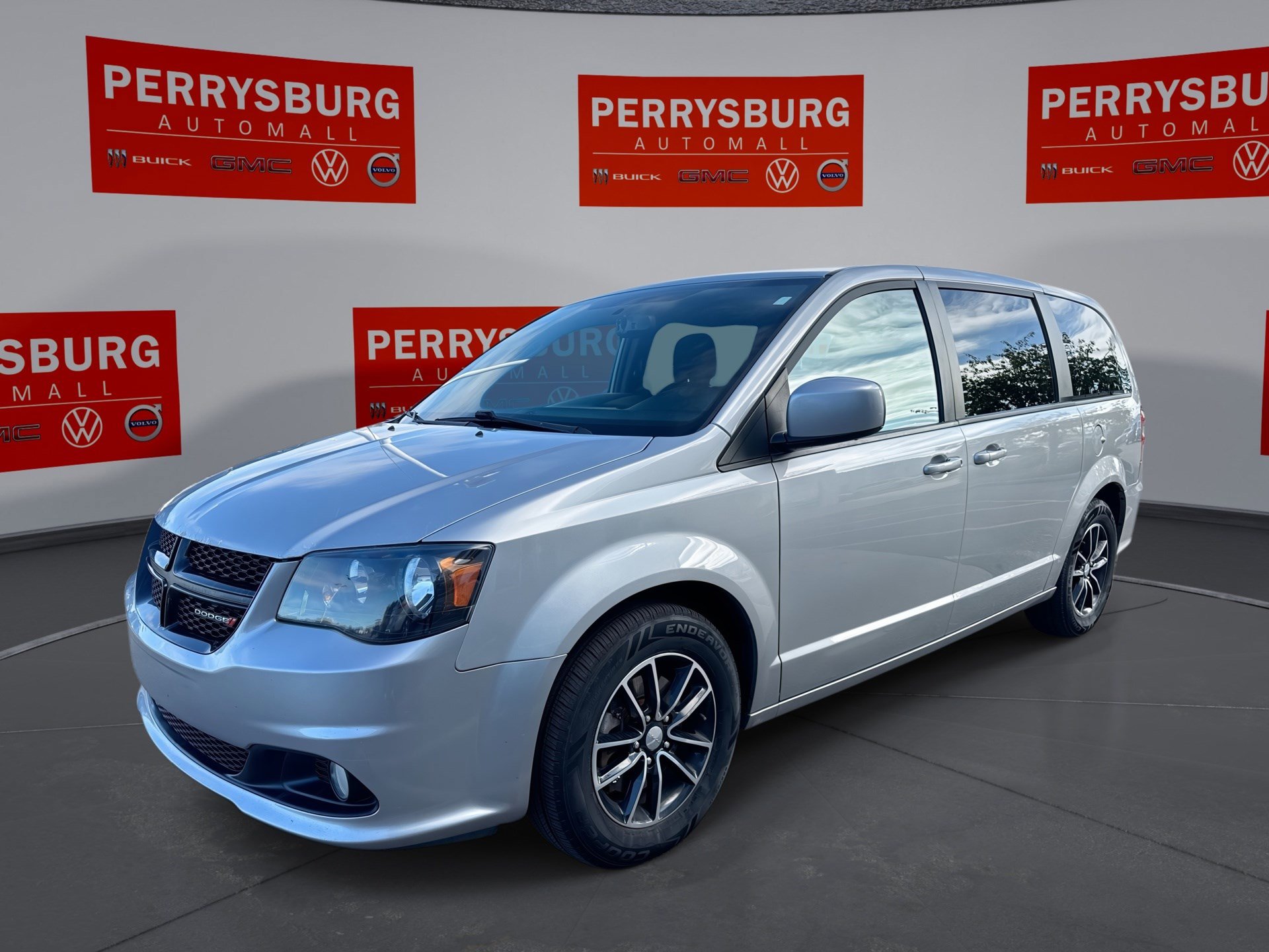 Used 2018 Dodge Grand Caravan SE image 1