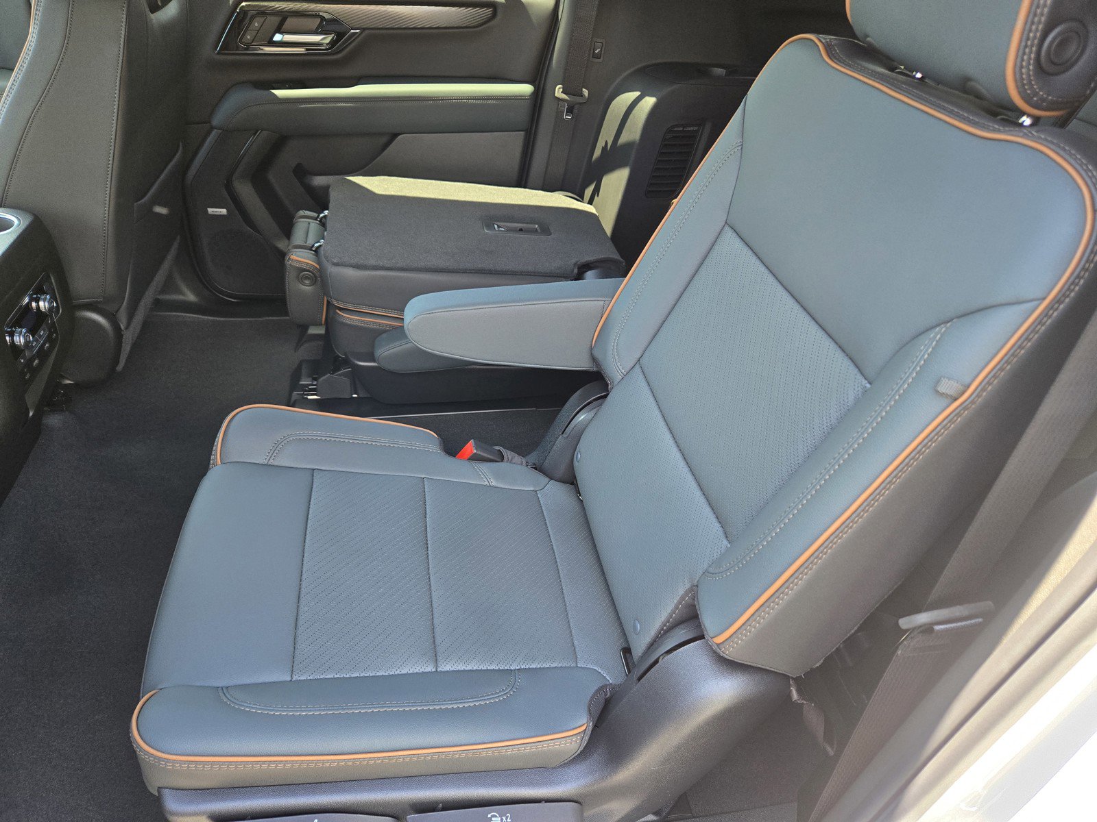 New 2026 GMC Yukon XL AT4 w/ AT4 Premium Plus Package AWD/4WD image 6