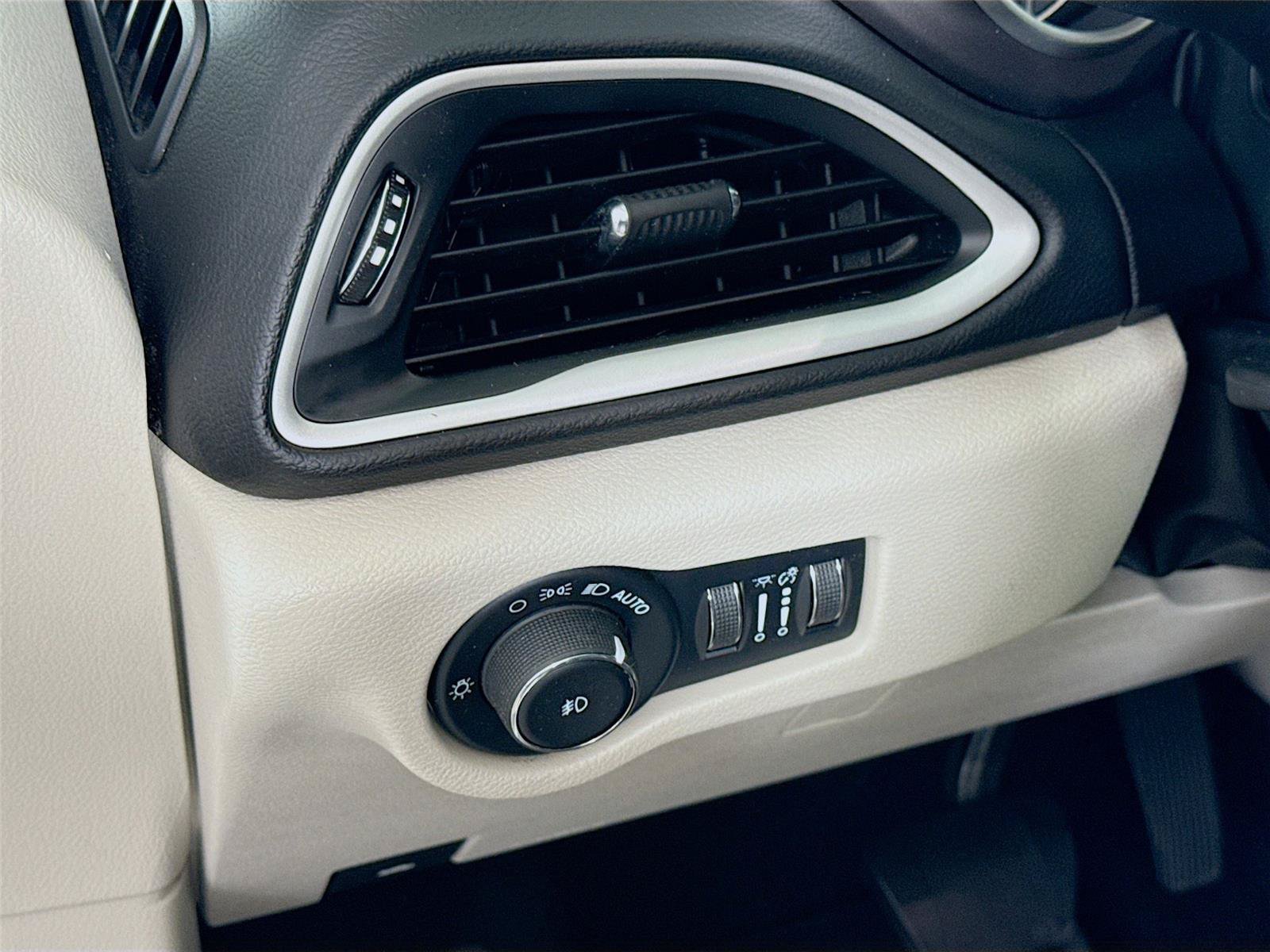 Used 2022 Chrysler Pacifica Touring-L FWD image 4