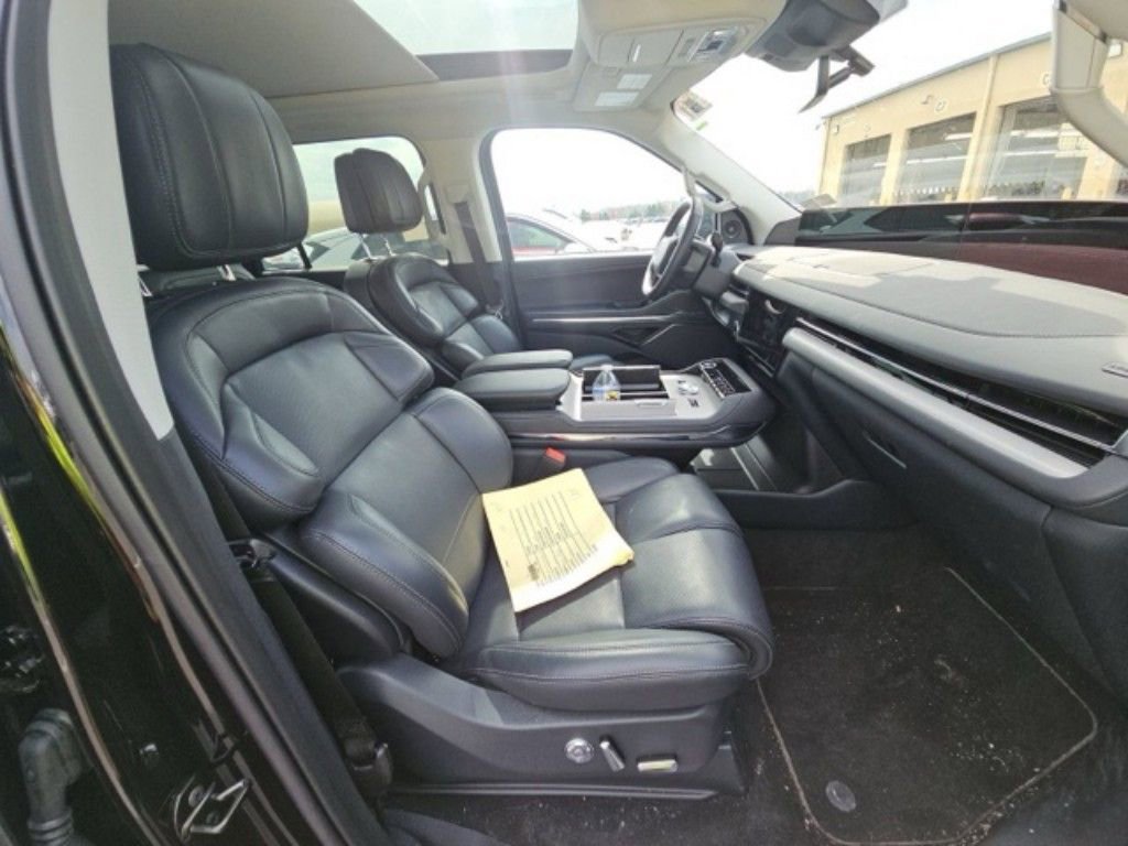 Used 2025 Lincoln Navigator L Reserve AWD/4WD image 9