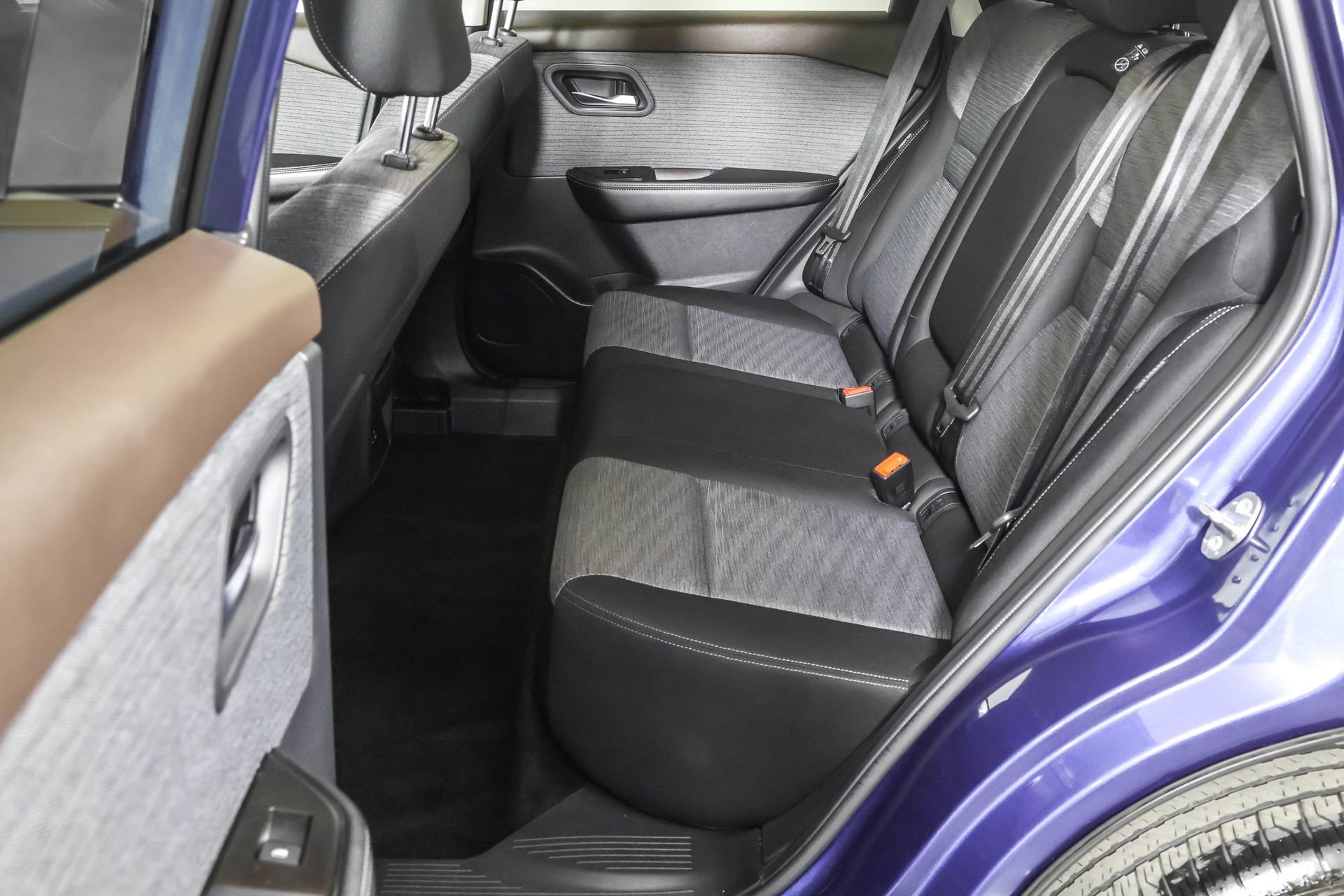 Used 2023 Nissan Rogue SV image 43