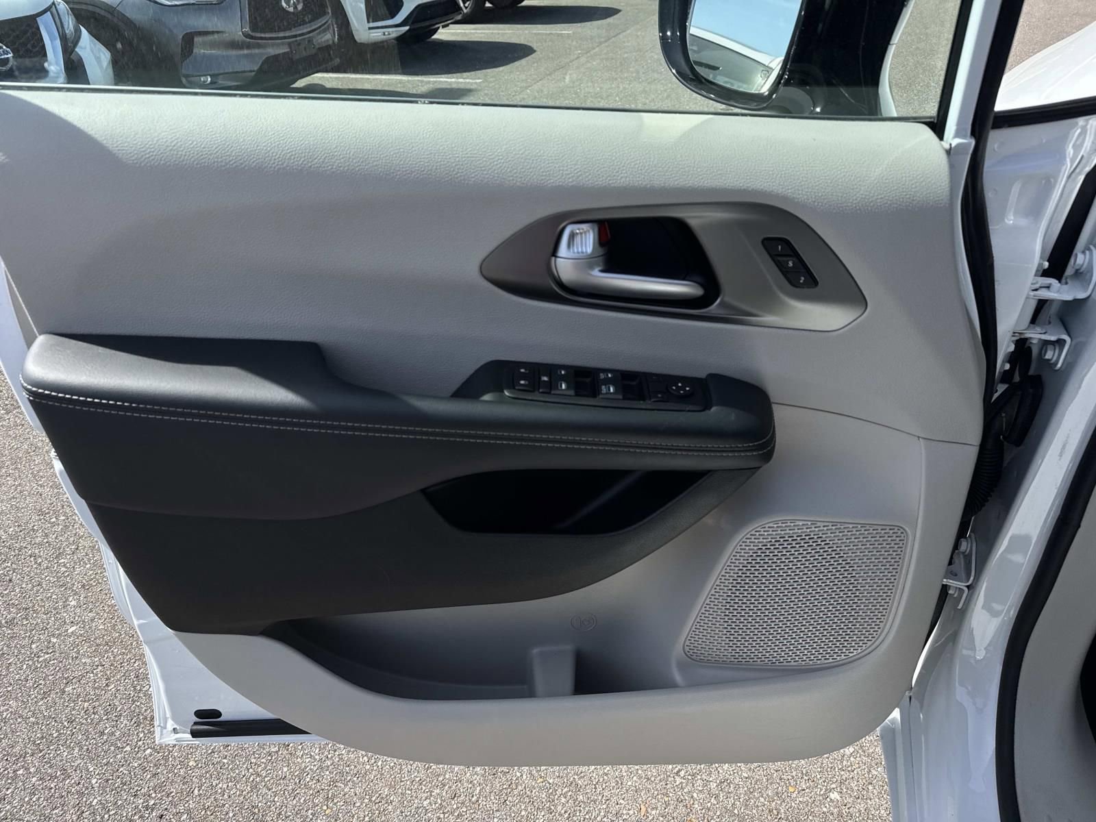 Used 2024 Chrysler Pacifica Touring-L image 20