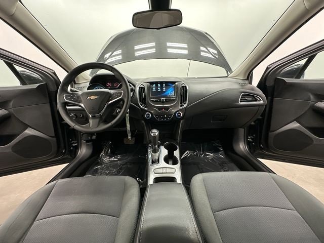 Used 2017 Chevrolet Cruze LT image 18