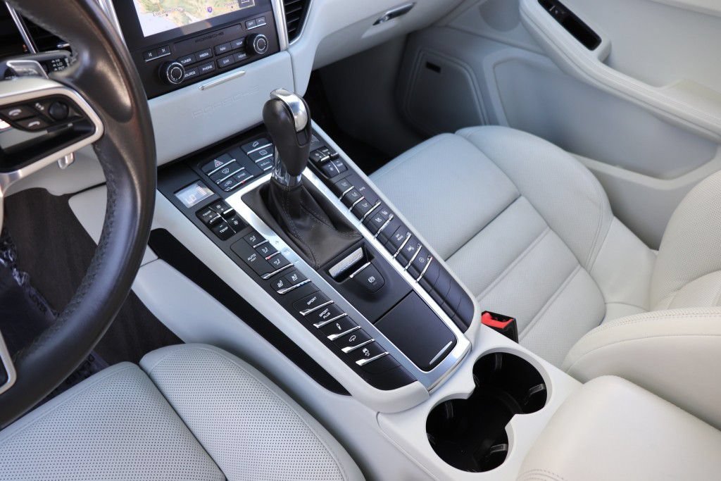 Used 2018 Porsche Macan Turbo AWD/4WD image 55