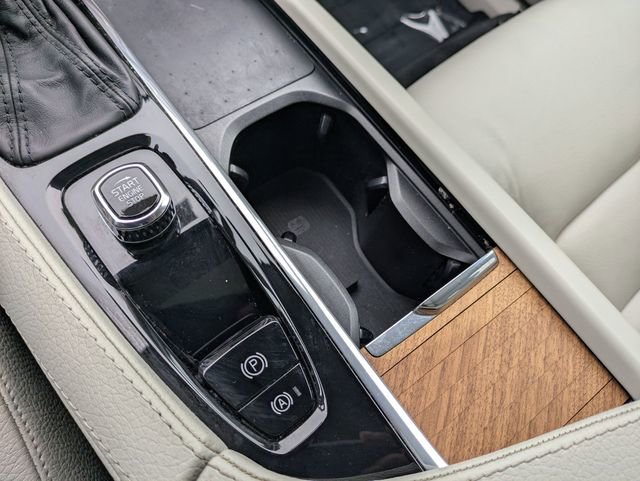 Used 2022 Volvo XC90 T6 Momentum w/ Advanced Package image 20