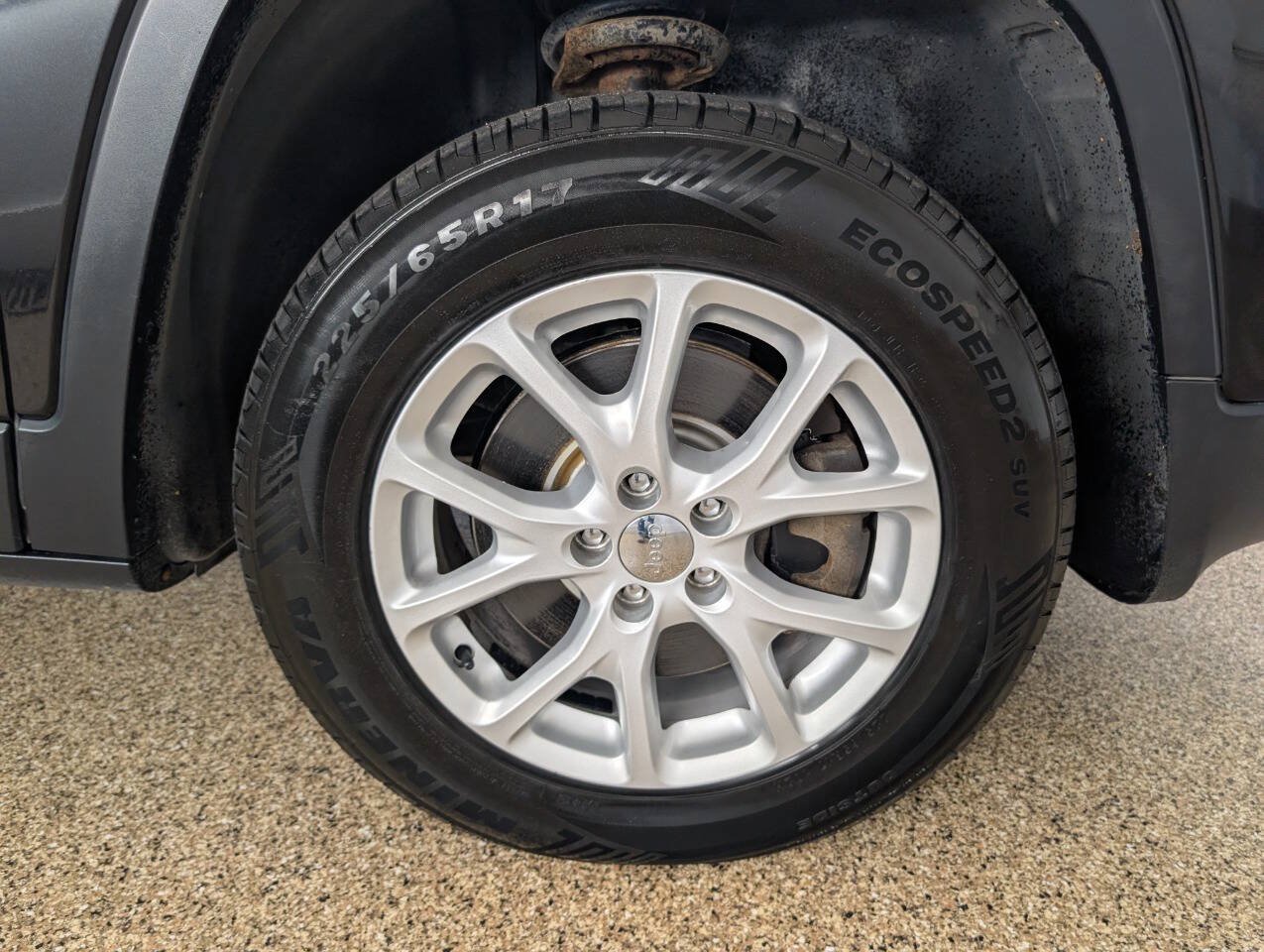 Used 2015 Jeep Cherokee Latitude w/ Cold Weather Group AWD/4WD image 23