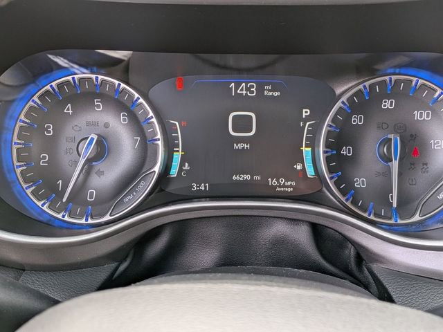 Used 2024 Chrysler Pacifica Touring-L FWD image 17