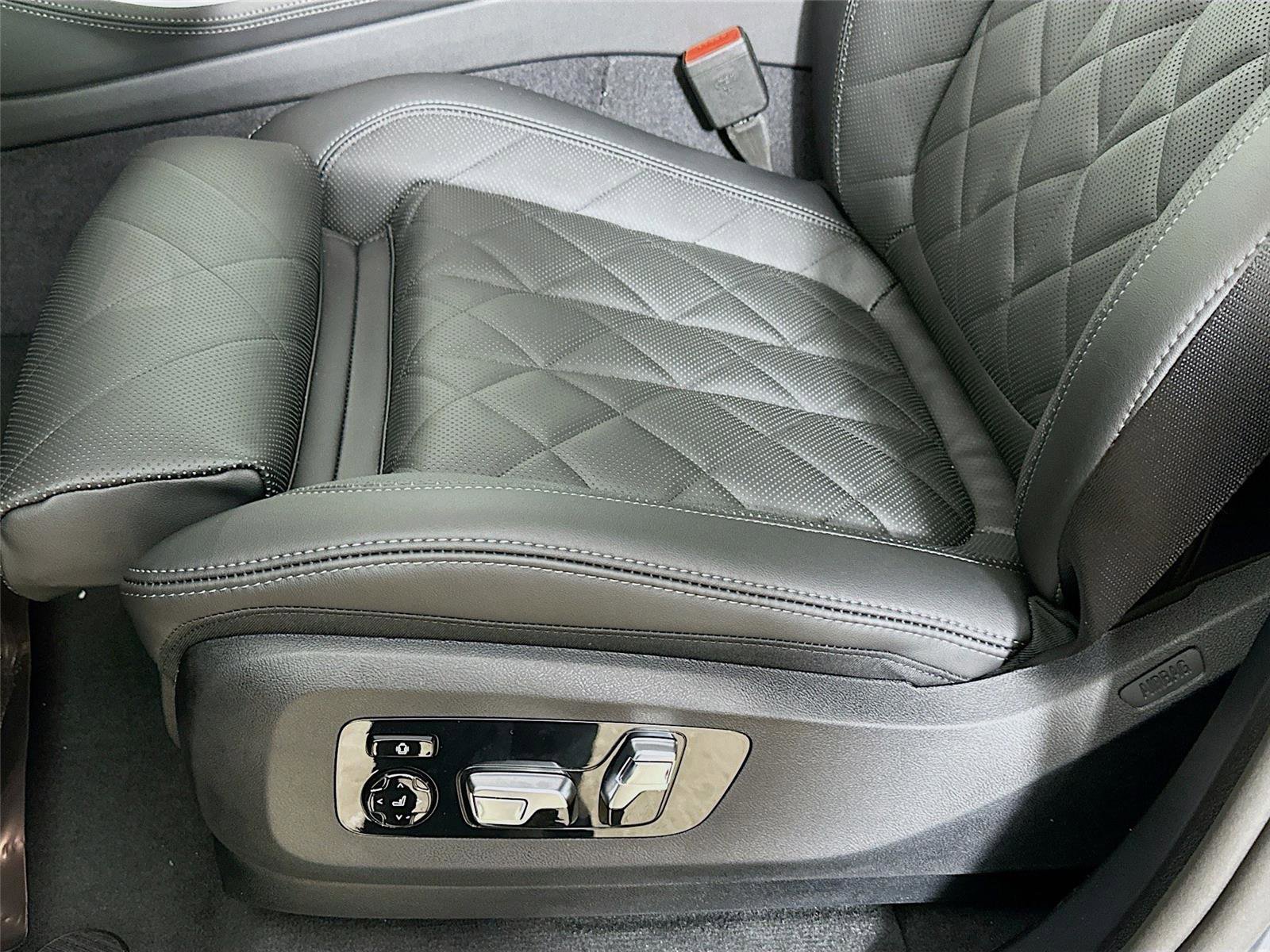 New 2026 BMW X5 xDrive50e w/ Executive Package image 19