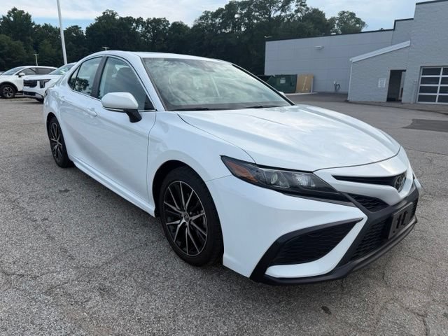 Used 2022 Toyota Camry SE w/ Cold Weather Package FWD image 2