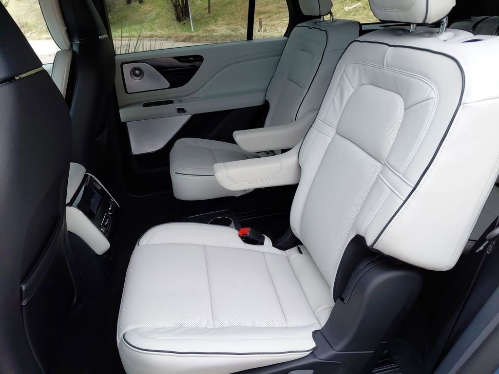 New 2026 Lincoln Aviator Black Label w/ Jet Appearance Package AWD/4WD image 28