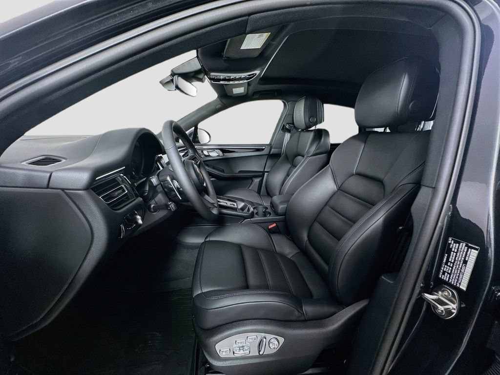 Certified 2026 Porsche Macan AWD/4WD image 5