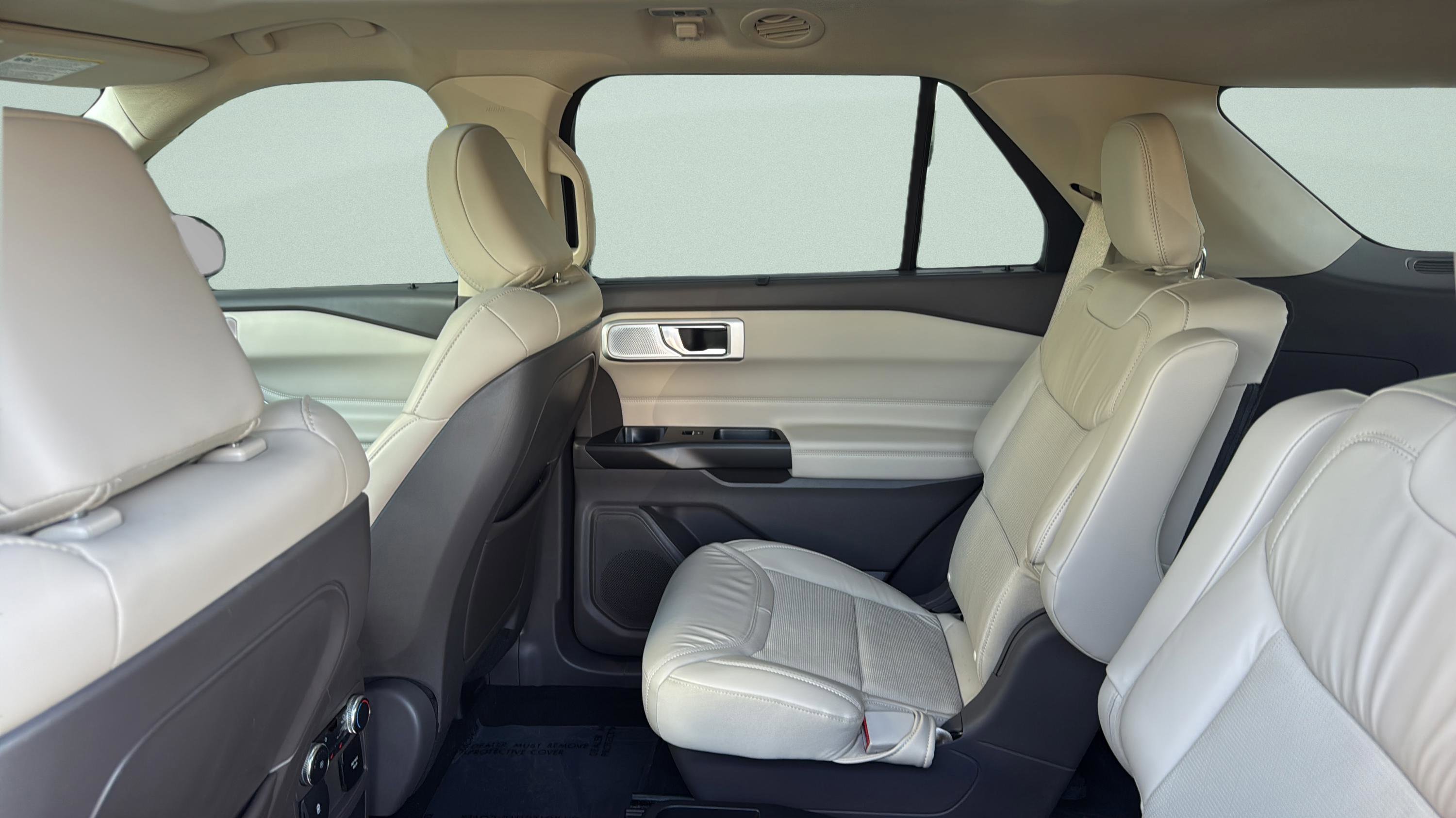 Used 2020 Ford Explorer Platinum w/ Premium Technology Package image 32