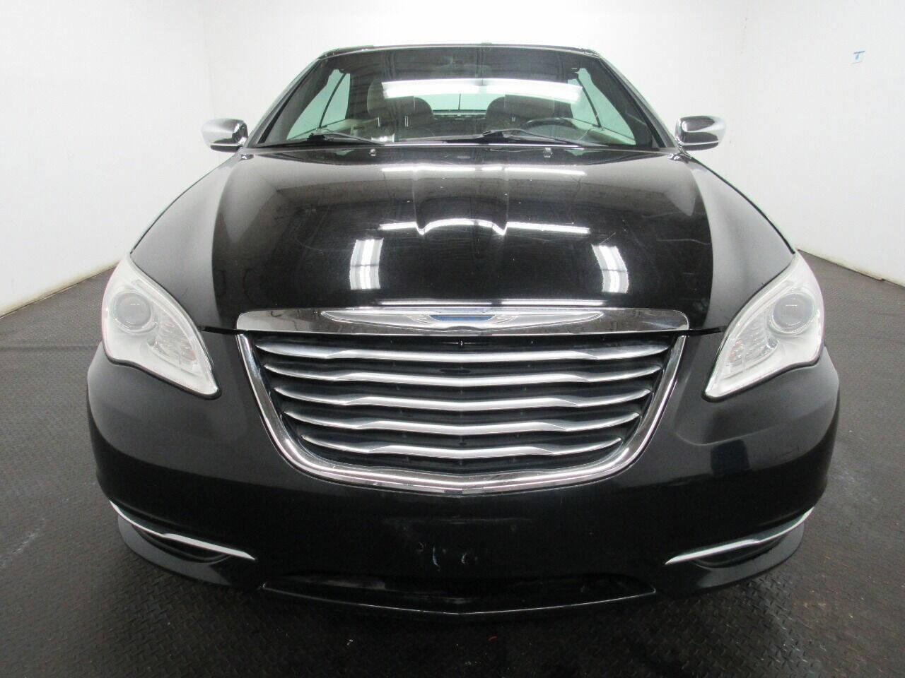 Used 2011 Chrysler 200 Limited image 3