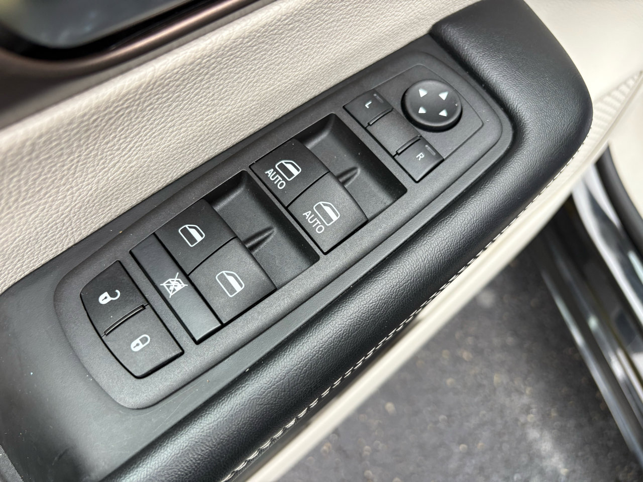 Used 2022 Chrysler Voyager LX image 9