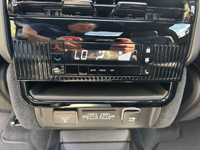 New 2025 Jeep Wagoneer L Series II w/ Premium Group I image 17