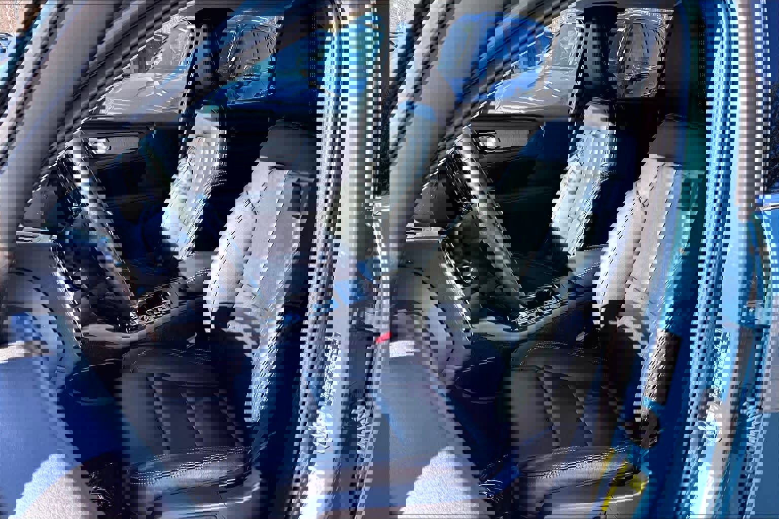 Certified 2023 Volvo XC40 B5 Plus w/ Driver Assist Package AWD/4WD image 9