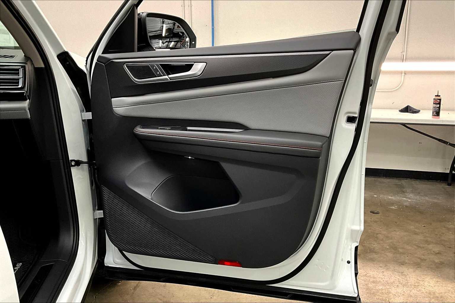 New 2025 Volkswagen Atlas Peak Edition SE image 30