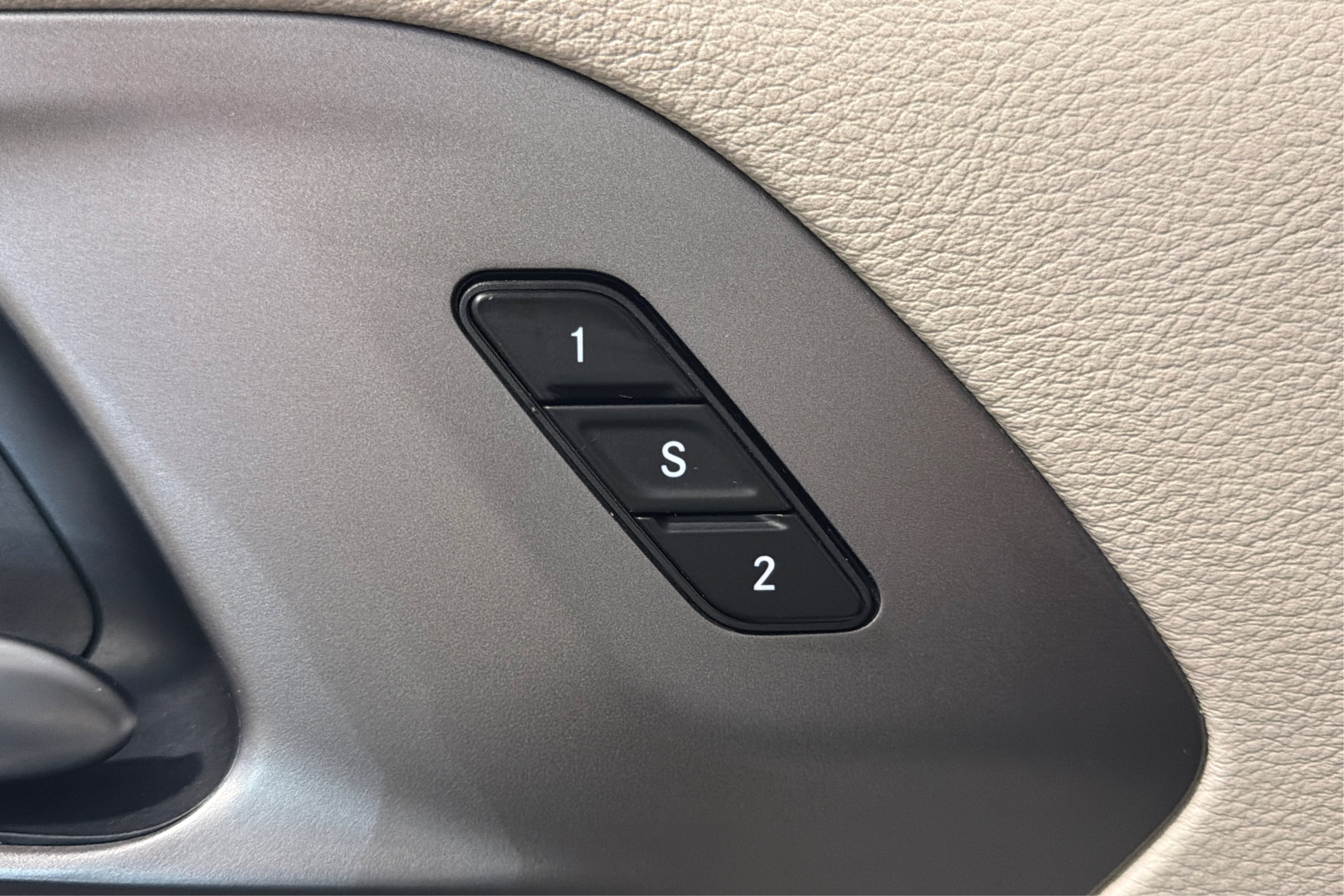 Used 2023 Chrysler Pacifica Touring-L FWD image 17