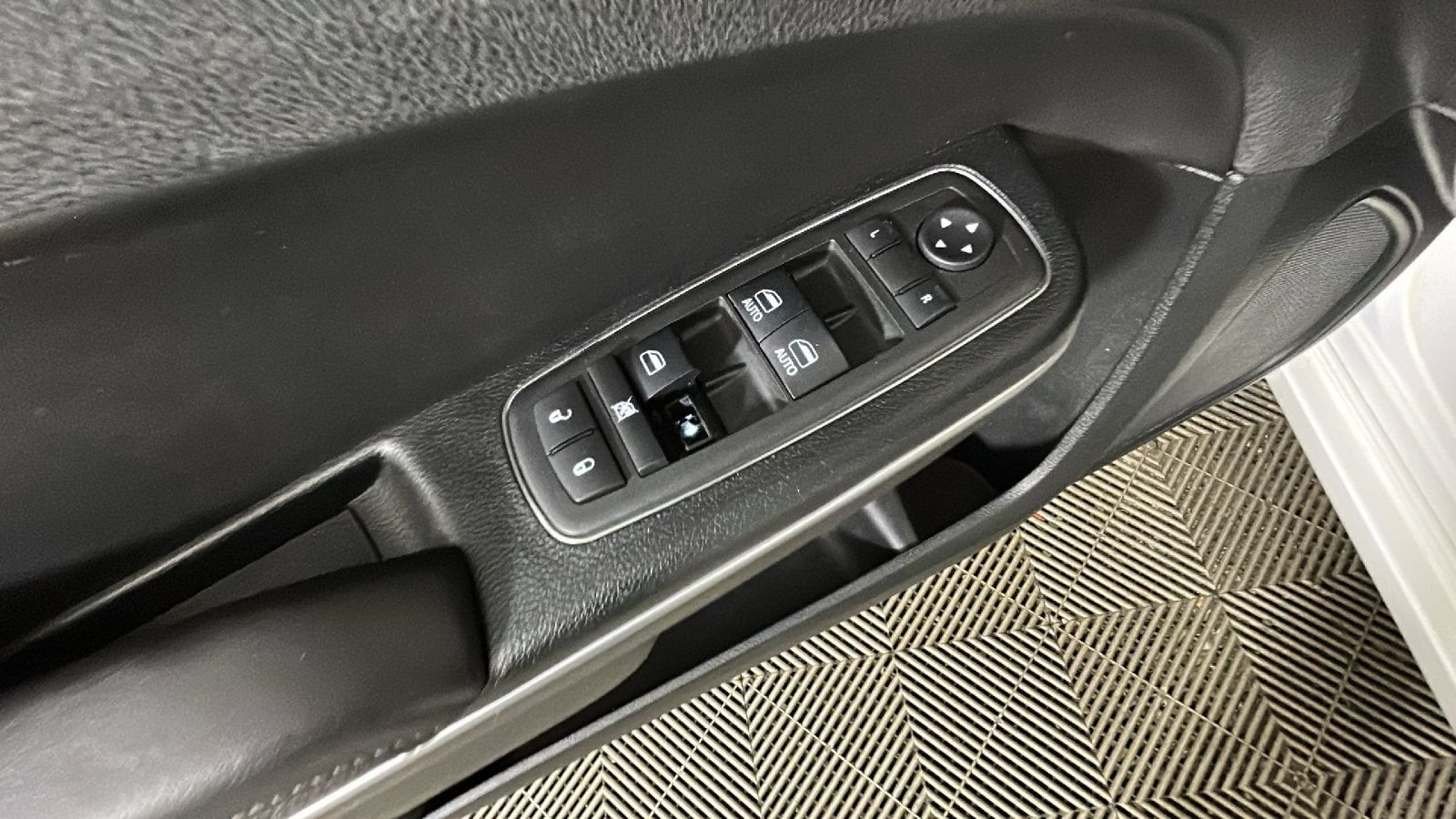 Used 2018 Chrysler 300 Limited AWD/4WD image 12