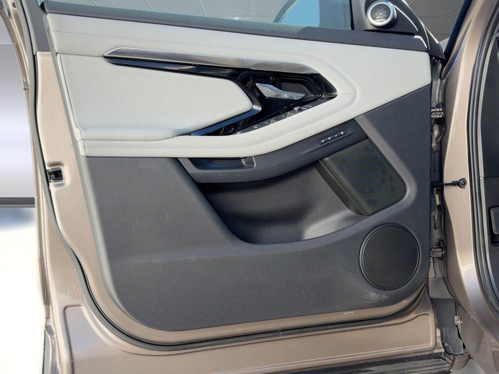 Used 2020 Land Rover Range Rover Evoque R-Dynamic SE image 32