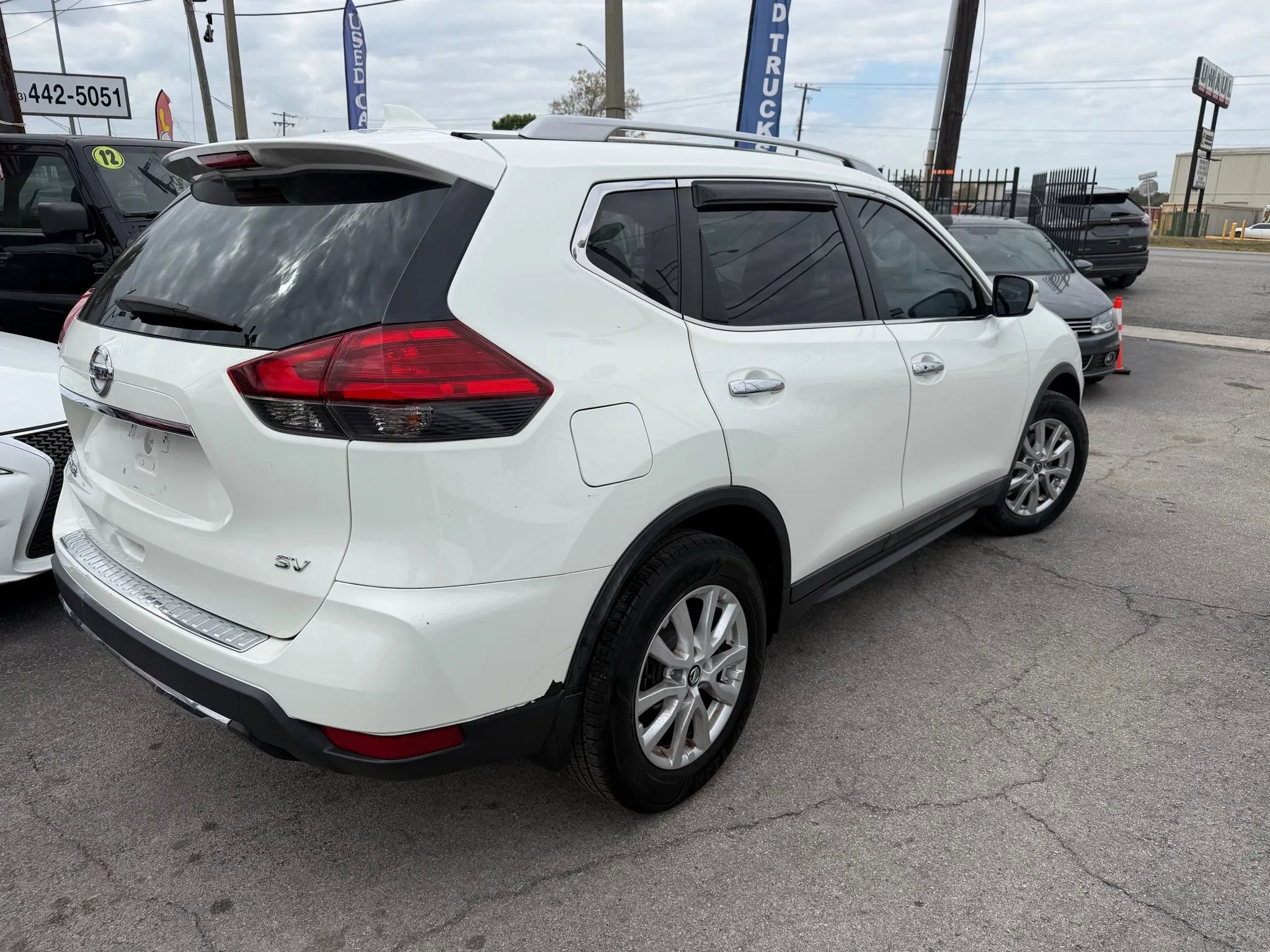 Used 2017 Nissan Rogue SV image 4