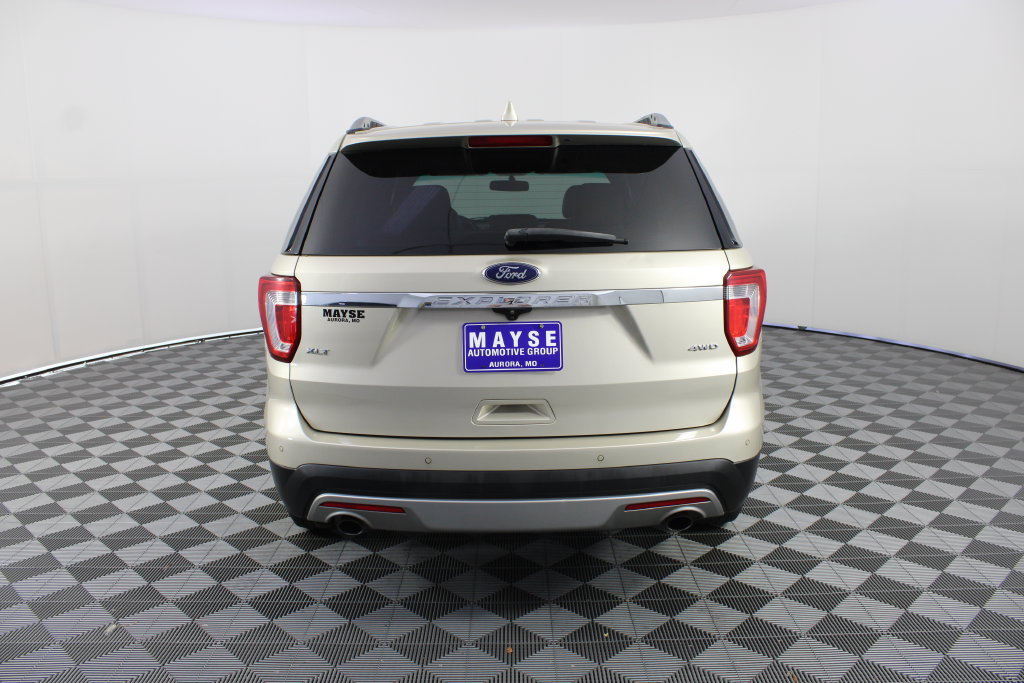 Used 2017 Ford Explorer XLT w/ Equipment Group 202A AWD/4WD image 24