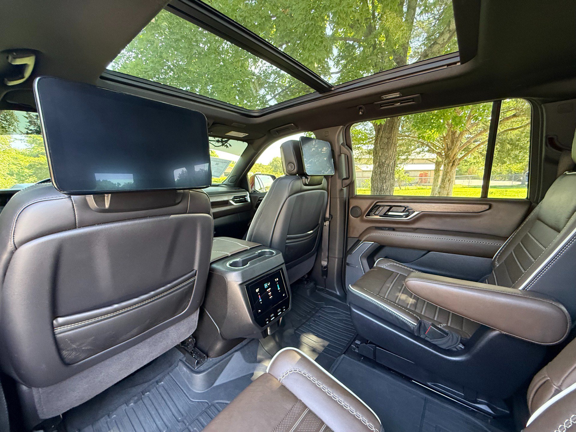 Used 2025 GMC Yukon XL Denali Ultimate w/ LPO, Floor Liner Package AWD/4WD image 16