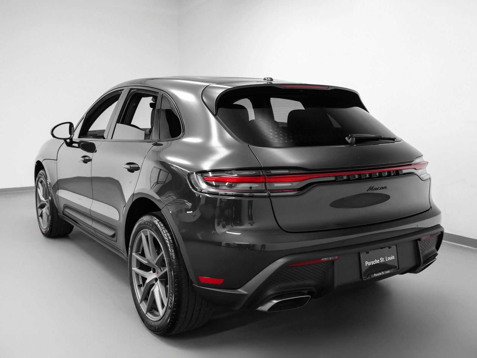 Certified 2025 Porsche Macan image 3