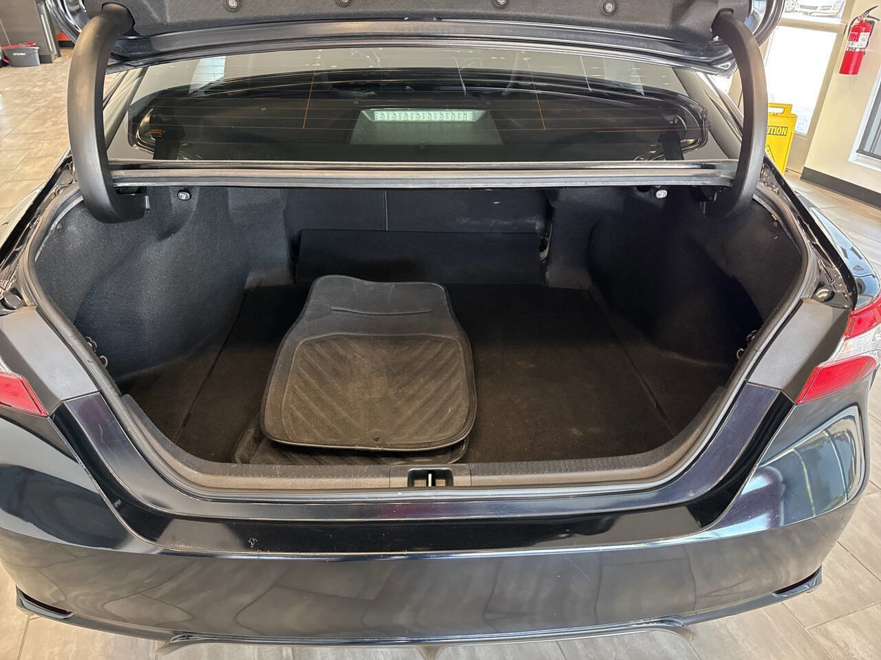 Used 2020 Toyota Camry SE w/ Phone Cable & Charge Package image 29