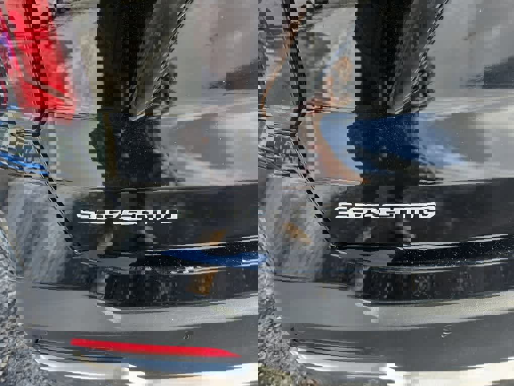 Used 2024 Kia Sorento S image 9