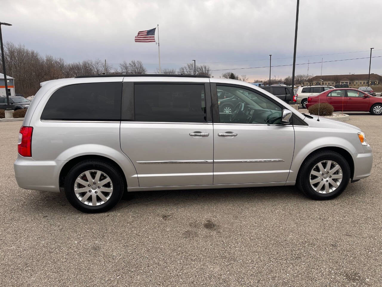 Used 2012 Chrysler Town & Country Touring-L w/ Entertainment Group #2 image 6
