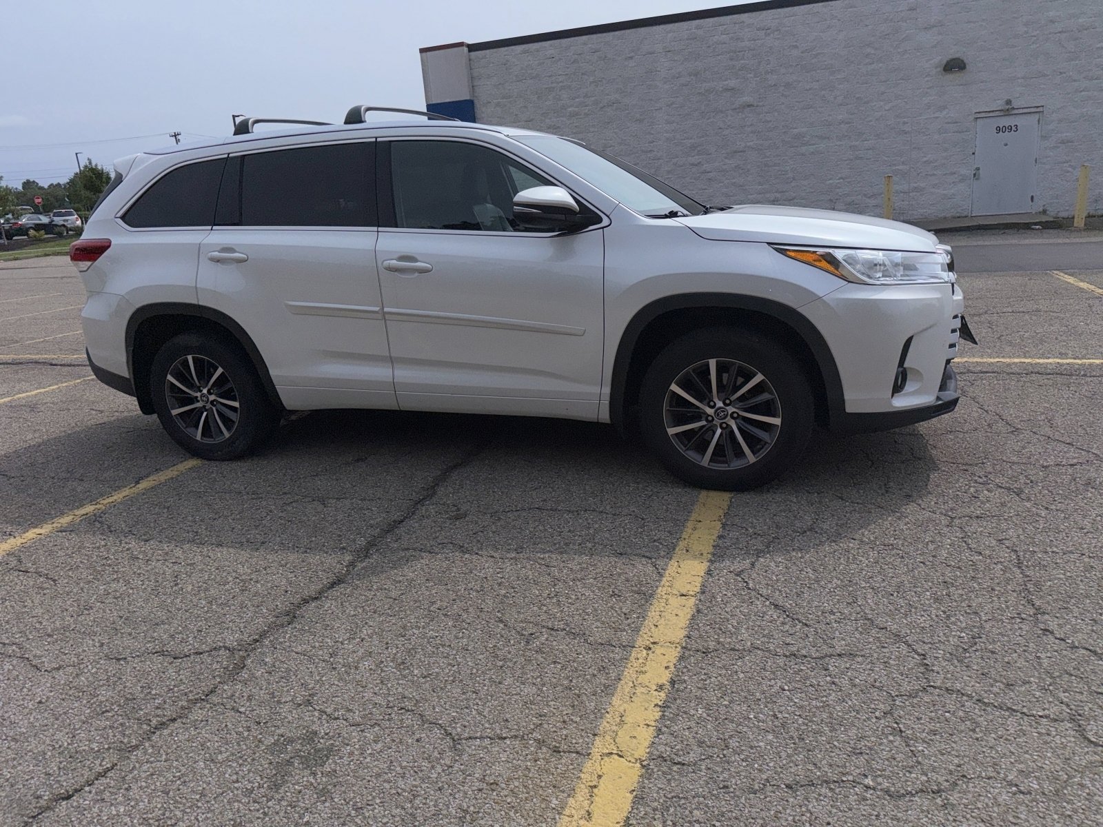 Used 2018 Toyota Highlander XLE AWD/4WD image 11